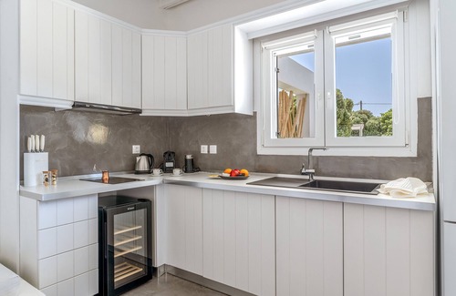 Kato Fellos Apartment | Apartment In A Hotel "Ow Andros Luxury Suites 2" with Mountain View, Private Terrace & Wi-Fi