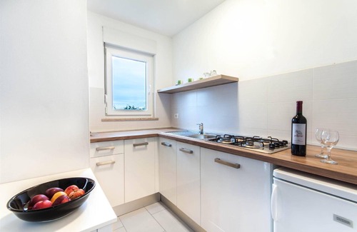 Monterol Apartment | Apartment in Monterol with Garden and Terrace