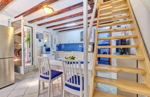 Nerezine Apartment | Apartment in Nerezine with Terrace, Air condition, WIFI, Washing machine (4827-3)