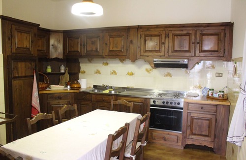 Artallo Apartment | Apartment in Semi-detached Villa with Garden