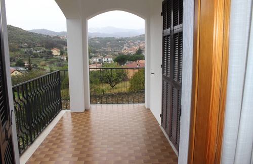 Artallo Apartment | Apartment in Semi-detached Villa with Garden