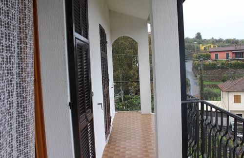 Artallo Apartment | Apartment in Semi-detached Villa with Garden