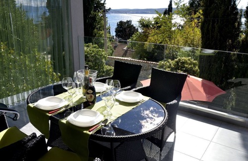 Crikvenica Apartment | Apartment in the house with garden in peaceful neighborhood 5 minutes from beach