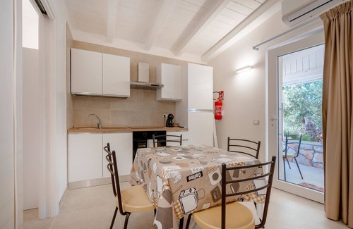 L'Assunta Apartment | Apartment 'L'Aia - 4' with Shared Pool, Wi-Fi and Air Conditioning
