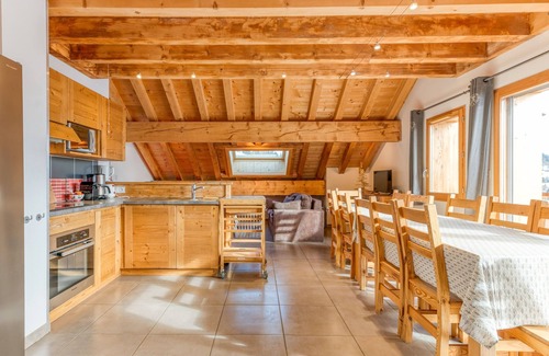 Saint-Jean-d'Arves Apartment | Apartment 'La Grande Vadrouille' with Mountain View, Shared Terrace and Wi-Fi