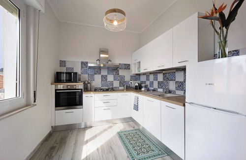 Alassio Apartment | Apartment 'La Gabbianella Bianca' with Balcony, Wi-Fi and Air Conditioning