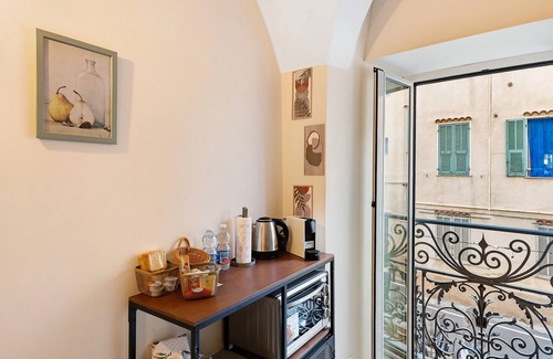 Bordighera Apartment | Apartment 'La Tana Dei Marinai' with Wi-Fi and Air Conditioning