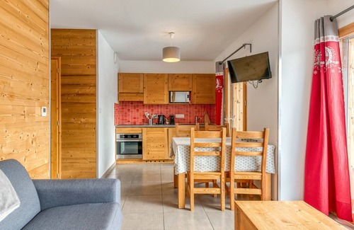 Saint-Jean-d'Arves Apartment | Apartment 'Le Lièvre' with Mountain View, Private Terrace and Wi-Fi