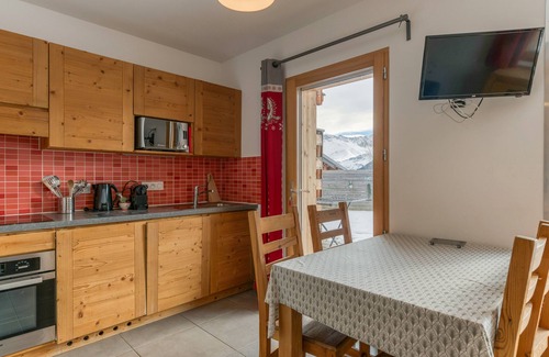 Saint-Jean-d'Arves Apartment | Apartment 'Le Lièvre' with Mountain View, Private Terrace and Wi-Fi