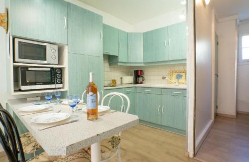 Les Lecques Apartment | Apartment Le Lido-3 by Interhome