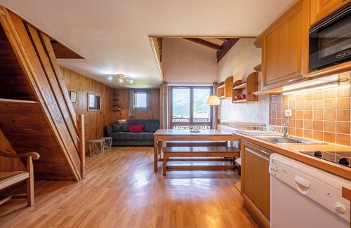 Cohennoz Apartment | Apartment "Les Aravis" with Mountain View, Shared Garden and Wi-Fi