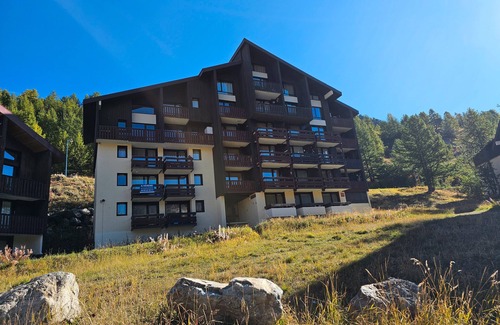 Isola Apartment | Apartment 'Les Pins Cembro' with Mountain View and Wi-Fi