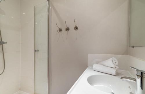 Le Lavachet Apartment | Apartment Les Roches Rouges - Lavachet by Interhome