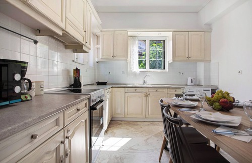 Xirokastello Apartment | Apartment 'Levante Breeze 2' with Sea View, Wi-Fi and Air Conditioning