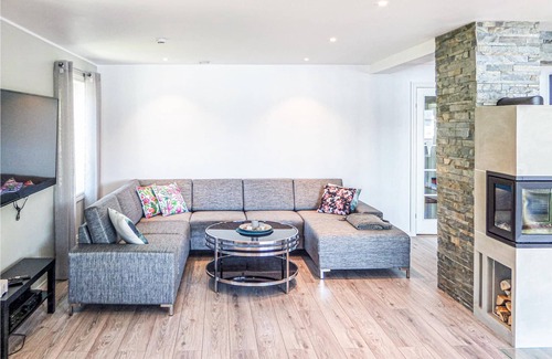 Strandebarm Apartment | Apartment located on the shore of the Hardangerfjord with fantastic fjord views of the Folgefonna gl