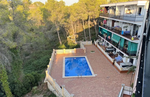 Sant Pere de Ribes Apartment | Apartment 'Los Cards' with Balcony, Wi-Fi and Air Conditioning