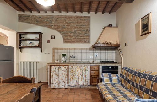 San Miniato Apartment | Apartment 'Mano Mano Rota' with Shared Pool, Private Garden and Wi-Fi