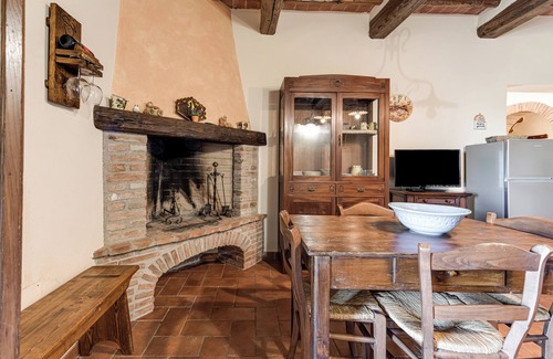 San Miniato Apartment | Apartment 'Mano Mano Rota' with Shared Pool, Private Garden and Wi-Fi