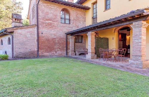 San Miniato Apartment | Apartment 'Mano Mano Rota' with Shared Pool, Private Garden and Wi-Fi