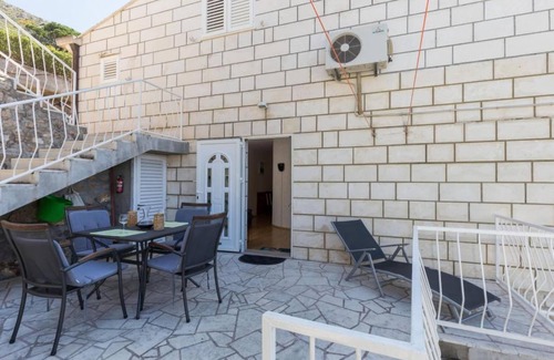 Gornji Kono Apartment | Apartment Milić - Two Bedroom Apartment with Terrace and Sea View (Sinjska 15)