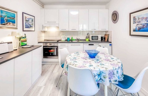 Njivice Apartment | Apartment Moracea near the beach