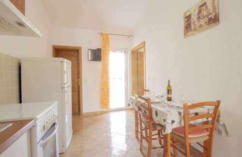 Metajna Apartment | Apartment near the beach (20m), balkony with mountain view