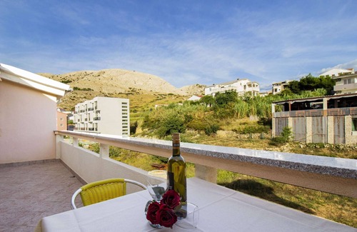 Metajna Apartment | Apartment near the beach (20m), balkony with mountain view