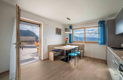 Tirolo Apartment | Apartment "Oberhochmuthof" with Beautiful View at the "Meraner Höhenweg"