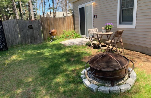 Brunswick Apartment | Apartment on Boody Street, walk to Bowdoin College. Fenced yard, pet-friendly!