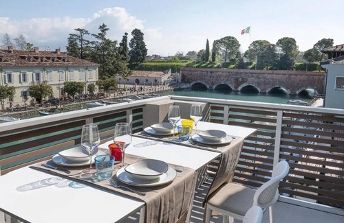 Peschiera del Garda City Centre Apartment | Apartment 'Palazzo Cordigero - Canale' with Canal View, Wi-Fi and Air Conditioning