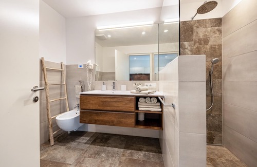 Tirolo Apartment | Apartment 'Pataunerhof Betulla Lodge' with Mountain View, Garden, Shared Pool & Wi-Fi