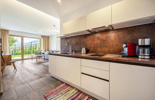 Tirolo Apartment | Apartment 'Pataunerhof Betulla Lodge' with Mountain View, Garden, Shared Pool & Wi-Fi