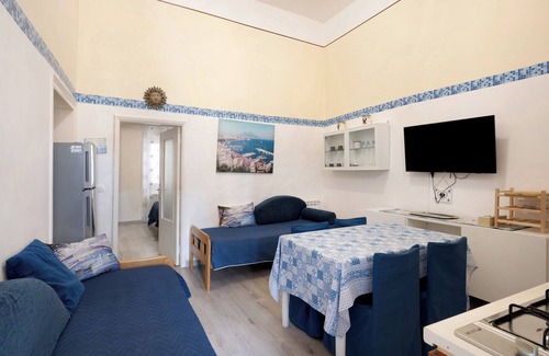 Vico Equense Apartment | Apartment 'Penisola 1' with Shared Terrace, Wi-Fi and Air Conditioning