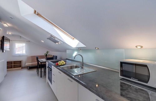 Cunski Apartment | Apartment Pineta 3, offers you comfort for your ideal vacation, located in Artatore.