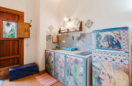 Castelluzzo House | Apartment 'Pino' with Private Garden, Wi-Fi and Air Conditioning