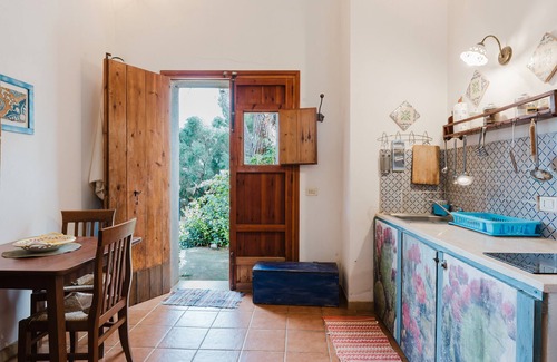 Castelluzzo House | Apartment 'Pino' with Private Garden, Wi-Fi and Air Conditioning