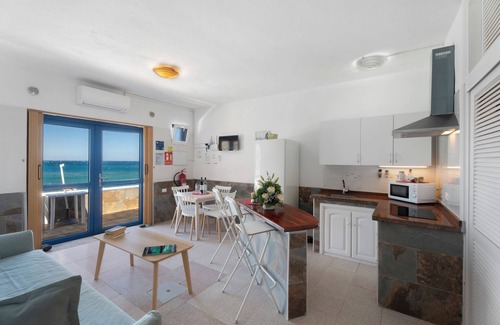 Alojera Apartment | Apartment 'Playa Azul - 4' with Sea Views, Wi-Fi and Air Conditioning