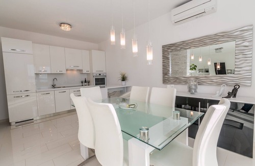 Selce Apartment | Apartment Queens III with Sea View in Selce