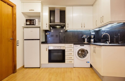 Canet de Mar Apartment | Apartment 'Sauc Beach' with Private Terrace, Wi-Fi and Air Conditioning