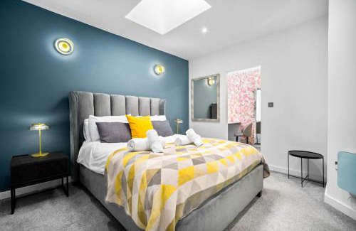 Birmingham Apartment | Apartment - Secure Parking - Gated Development - Near JQ & Birmingham City Centre - Top Rated - Flower Wall - 12SH