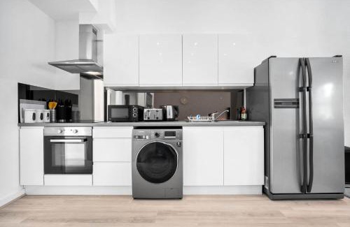 Birmingham Apartment | Apartment - Secure Parking - Gated Development - Near JQ & Birmingham City Centre - Top Rated - Flower Wall - 12SH