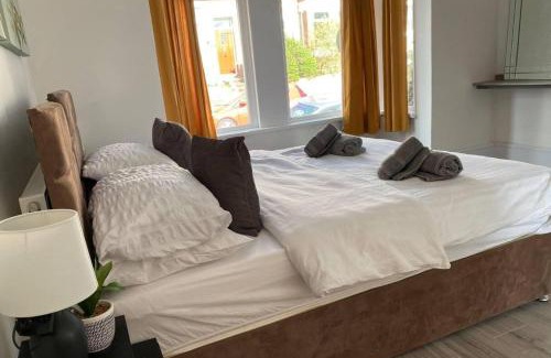 Newport Apartment | Apartment - Sleeps 2 - Parking - WiFi