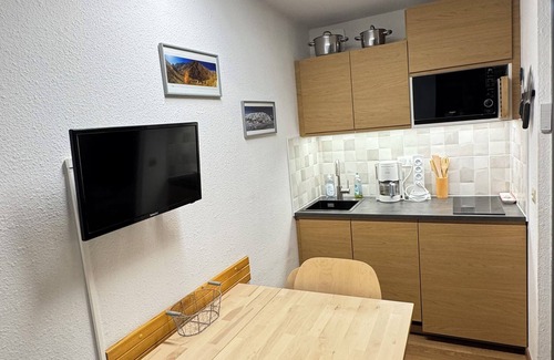 Reberty Apartment | APARTMENT sleeps 4. TRACK FEET. Departure and return to ski. Studio cabin.