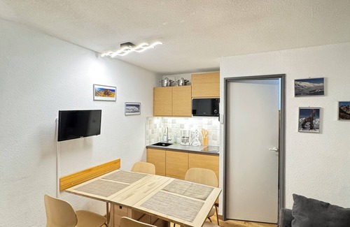 Reberty Apartment | APARTMENT sleeps 4. TRACK FEET. Departure and return to ski. Studio cabin.