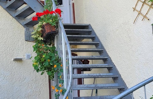 Bad Aibling Apartment | Apartment Sonja mit Dusche und Blick auf den Bach