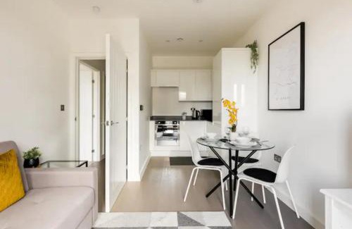 St Albans Apartment | Apartment- St Albans with WiFi & Close to Station