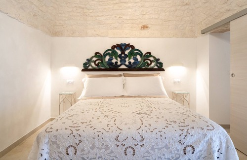 Old Town Cisternino Apartment | Apartment "Suite La Scala Del Borgo" with Private Terrace, Wi-Fi and Air Conditioning