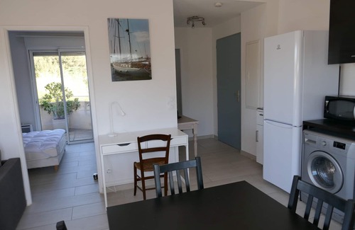 Saint-Cyr-sur-Mer Apartment | Apartment T2.40 m2, air-conditioned, 3 terraces, 350 m from the beach. Private parking.