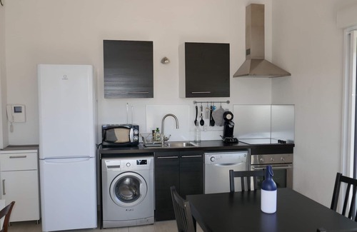 Saint-Cyr-sur-Mer Apartment | Apartment T2.40 m2, air-conditioned, 3 terraces, 350 m from the beach. Private parking.