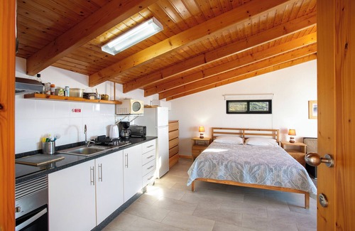 Calheta Apartment | Apartment 'The Wave House - Oceanfront' with Sea View, Wi-Fi and Air Conditioning